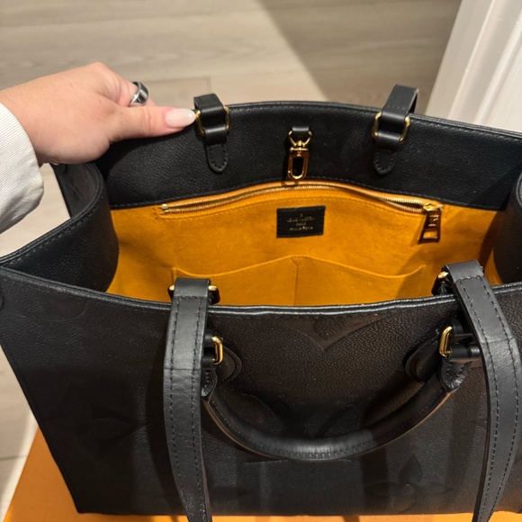 Louis Vuitton Onthego MM Monogram Empreinte Leather - Picture 9 of 16